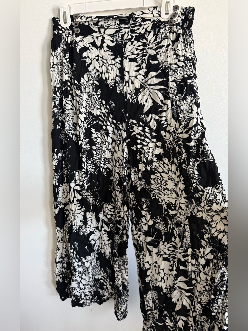 Free People Black Boho Floral
Wide Leg Palazzo Pants
Smocked Waist Size M Flowy